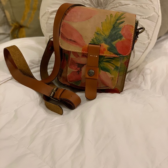Patricia Nash Handbags - Patricia Nash Leather Floral Crossbody Bag
